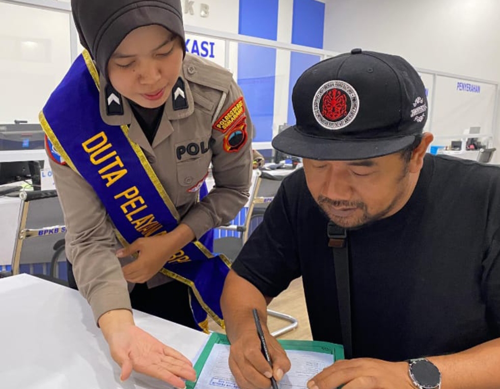 Polantas Menyapa: Duta Pelayanan BPKB Semarang III Dampingi Masyarakat, Tegaskan Komitmen Pelayanan 